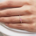 prsten-ruzovy-safir-diamanty-ruzove-zlato-klenota